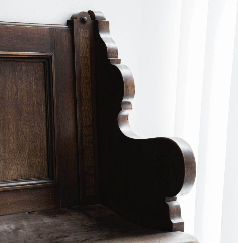Anklagebank symbolisch antik aus Holz Detailaufnahme